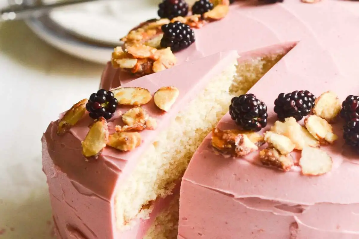 Receita de Bolo de amêndoas com calda de amora